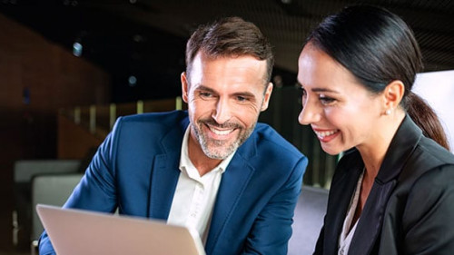 AnzugtraegerIn-300886467-AS-leszekglasner