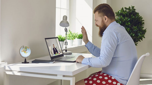 Anzugtraeger-Homeoffice-Laptop-343112953-AS-Studio-Romantic