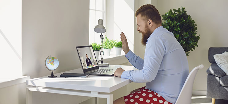 Anzugtraeger-Homeoffice-Laptop-343112953-AS-Studio-Romantic