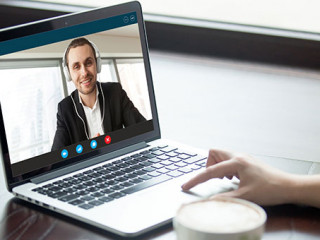 Laptop-Anzugtraeger-Videotelefonie-175559186-AS-fizkes