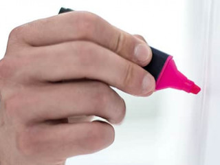 Anzugtraeger-Textmarker-pink-228847291-AS-ASDF