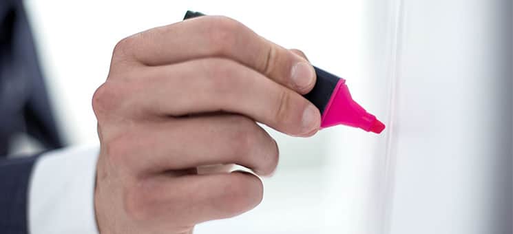 Anzugtraeger-Textmarker-pink-228847291-AS-ASDF