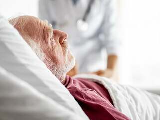 Senior-Krankenbett-Aerztin-230294980-AS-Yakobchuk-Olena
