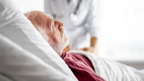 Senior-Krankenbett-Aerztin-230294980-AS-Yakobchuk-Olena