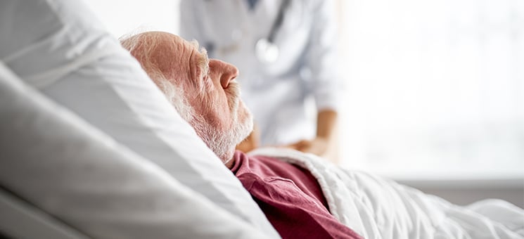 Senior-Krankenbett-Aerztin-230294980-AS-Yakobchuk-Olena