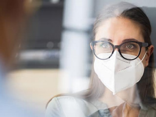 Kollegen-Masken-413371714-AS-Andrey-Popov