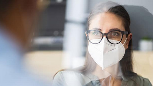 Kollegen-Masken-413371714-AS-Andrey-Popov