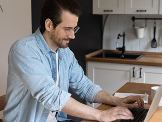 Mann-Laptop-daheim-384646596-AS-fizkes