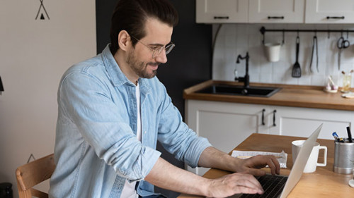 Mann-Laptop-daheim-384646596-AS-fizkes