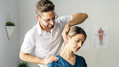 Physio-Frau-236179902-AS-pololia