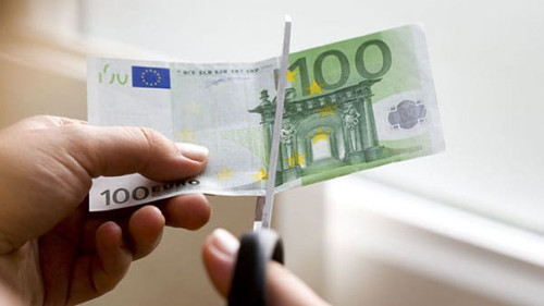 Frau-zerschneidet-Geldschein-13747509-AS-Anthony-Leopold