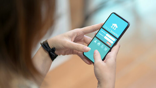 Frau-Smartphone-Online-Banking-288069609-AS-bongkarn