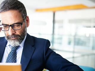 Anzugtraeger-Tablet-314228128-AS-NDABCREATIVITY