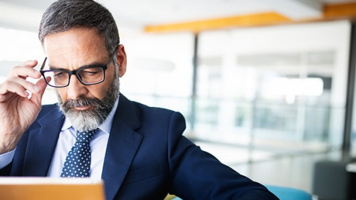 Anzugtraeger-Tablet-314228128-AS-NDABCREATIVITY