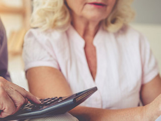 Rentnerpaar-kalkuliert-123273897-AS-VadimGuzhva