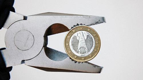 Euro-in-Zange-35227023-AS-Sinuswelle