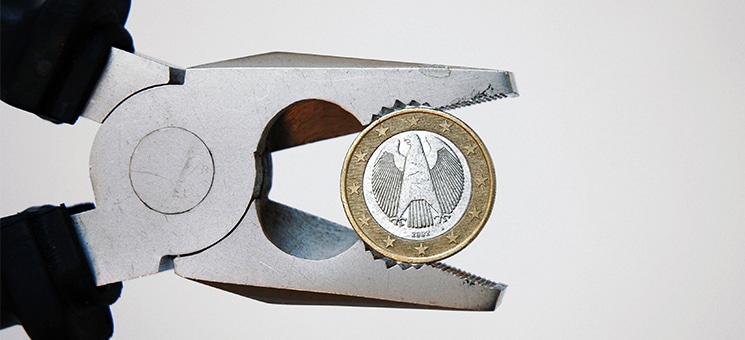 Euro-in-Zange-35227023-AS-Sinuswelle