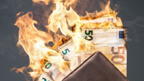 Brennende-Geldscheine-245553697-AS-photoschmidt