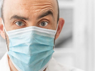 Mann-Maske-skeptisch-351547526-AS-mpix-foto