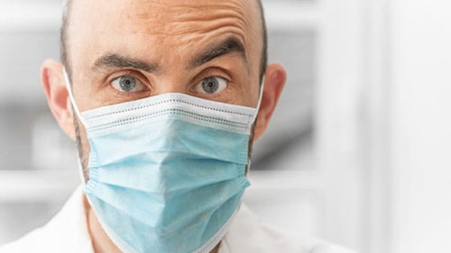 Mann-Maske-skeptisch-351547526-AS-mpix-foto