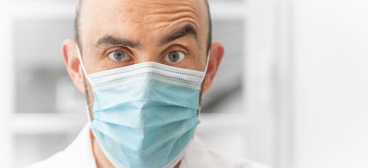 Mann-Maske-skeptisch-351547526-AS-mpix-foto