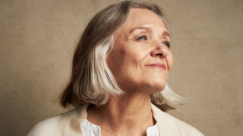 Seniorin-Laecheln-279224908-AS-SHOTPRIME-STUDIO