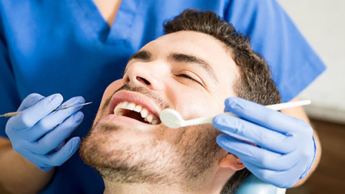 Mann-Zahnärztin-211023763-AS-AntonioDiaz