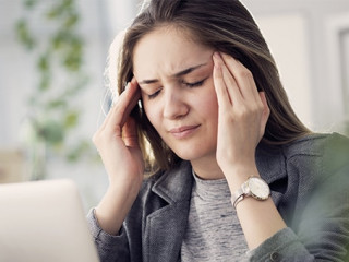 Frau-Kopfschmerzen-188347594-AS-sebra