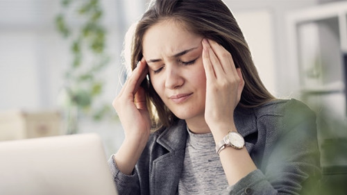 Frau-Kopfschmerzen-188347594-AS-sebra