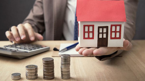 Anzugtraeger-Taschenrechner-Haus-Muenzen-220103818-AS-barameefotolia