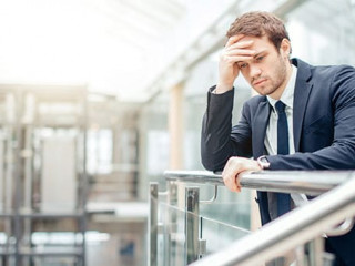 Anzugtraeger-gestresst-196047364-AS-alfa27