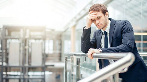 Anzugtraeger-gestresst-196047364-AS-alfa27