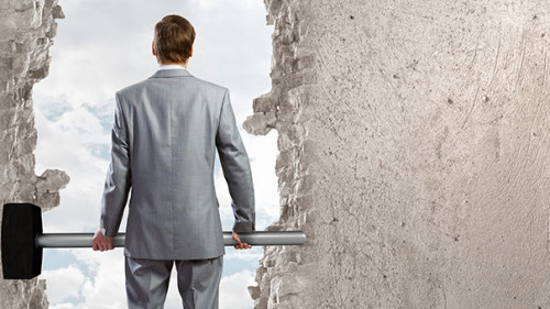 Anzugtraeger-Hammer-Mauer-68167670-AS-Sergey-Nivens