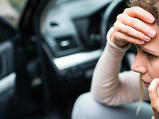 Frau-Autounfall-Handy-222933200-AS-Halfpoint