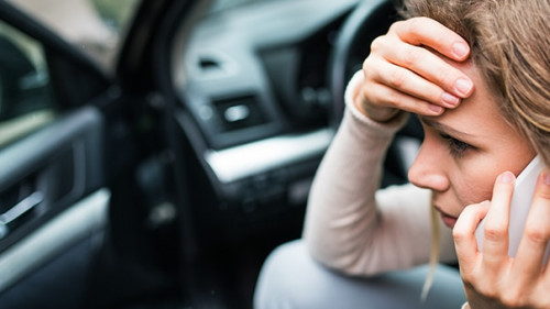 Frau-Autounfall-Handy-222933200-AS-Halfpoint