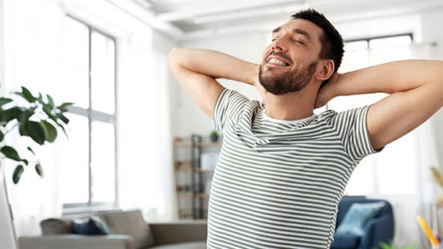 Mann-Laptop-daheim-385236692-AS-Syda-Productions