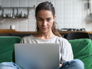 Frau-Laptop-216818145-AS-fizkes