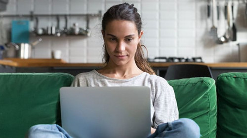 Frau-Laptop-216818145-AS-fizkes