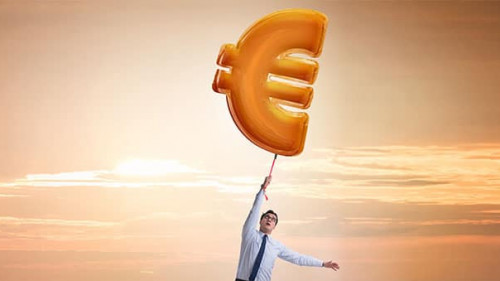 Anzugtraeger-Euro-Ballon-308072833-AS-Elnur