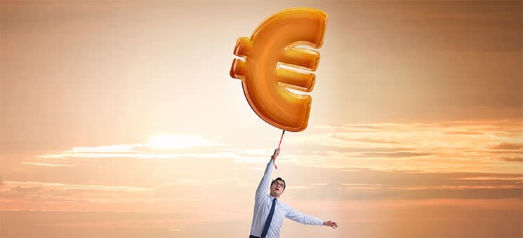 Anzugtraeger-Euro-Ballon-308072833-AS-Elnur