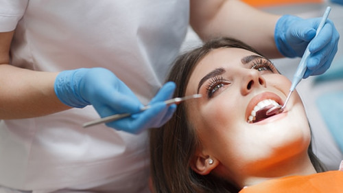 Frau-Zahnarzt-265678112-AS-GTeam