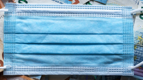 Maske-Geldscheine-331283568-AS-chechotkin