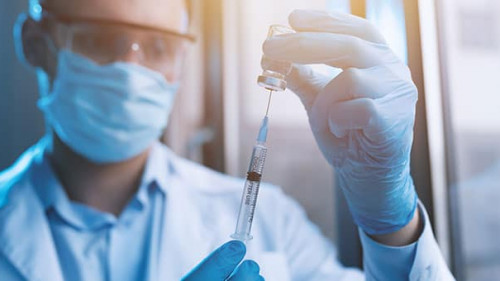 Arzt-Maske-Spritze-341468930-AS-alphaspirit