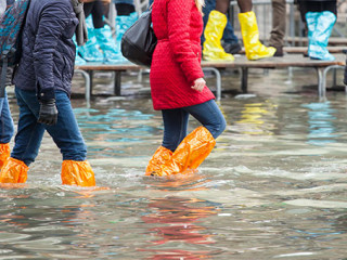 Menschen-Ueberflutung-77691274-AS-Antonio-Gravante