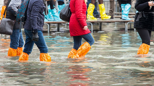 Menschen-Ueberflutung-77691274-AS-Antonio-Gravante