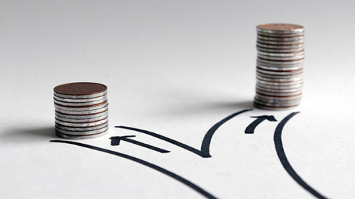 Weggabelung-Muenzstapel-212037751-AS-Hyejin-Kang