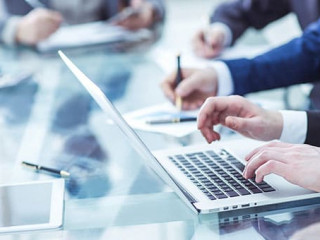 Anzugtraeger-Laptop-143854767-AS-yurolaitsalbert