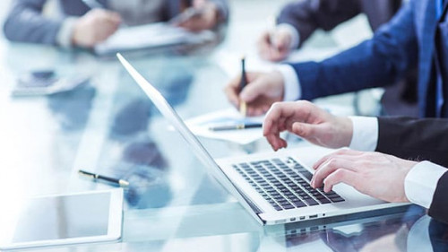 Anzugtraeger-Laptop-143854767-AS-yurolaitsalbert