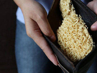 Instant-Nudeln-in-Geldbeutel-279804012-AS-Monthira