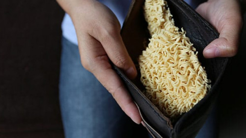 Instant-Nudeln-in-Geldbeutel-279804012-AS-Monthira